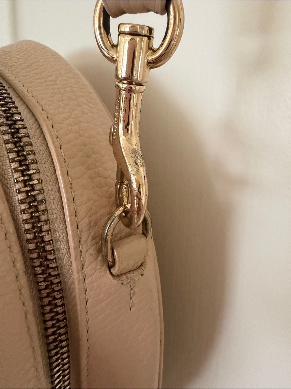 Cuyana circle bag in blush pebbled leather - Picture 6 of 8